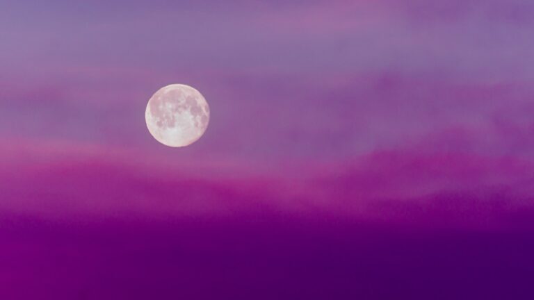 Mond vor purpurnem Himmel
