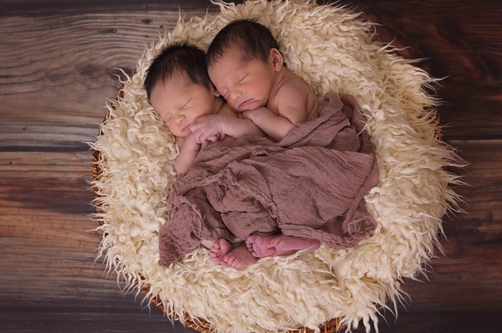 Baby Zwillinge aneinander geschmiegt