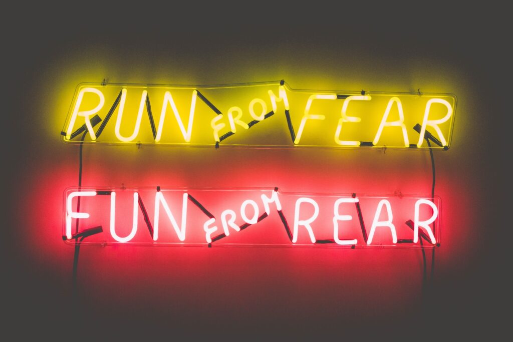 Leuchtschild: Run from fear - Fun from rear