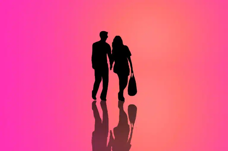 Silhouette Ehepaar vor pinkem Hintergrund
